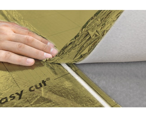 Personne manipulant une isolation phonique avec impression Easy Cut