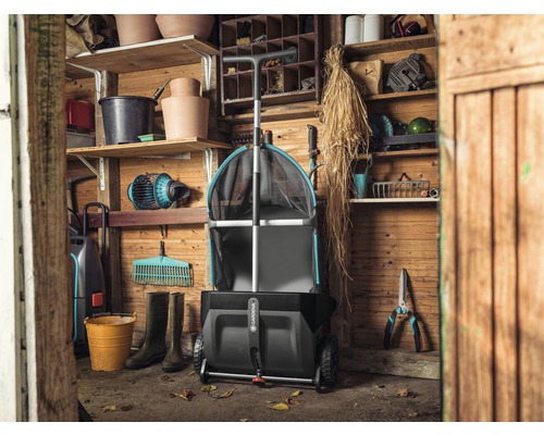 Abri de jardin avec outils de jardinage et collecteur de feuilles et d''herbe Logo Gardena