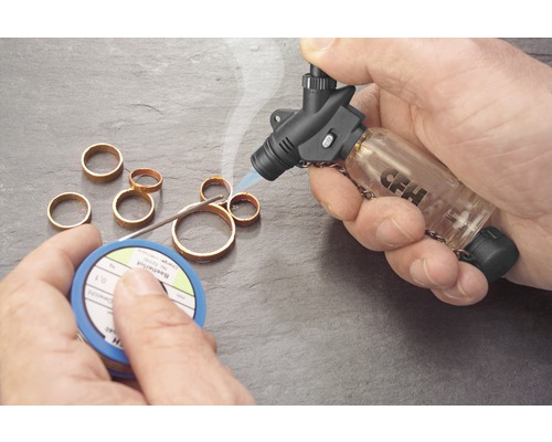 Löten von Kupferringen mit einem Gasbrenner und Lötdraht