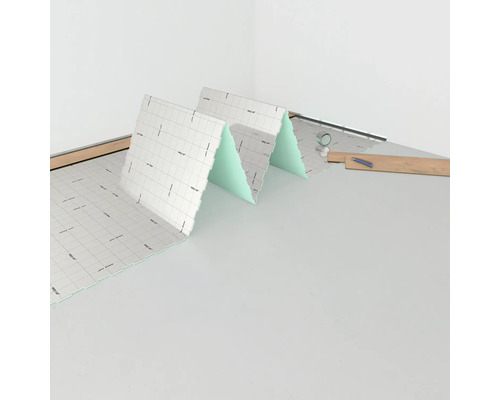 Pose d''une sous-couche isolante dans la pièce.