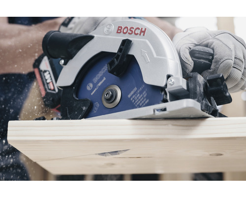 Akkukreissäge beim Sägen von Holz mit Bosch Logo