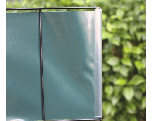 Détail d''un tapis d''intimité vert avec clip de fixation.