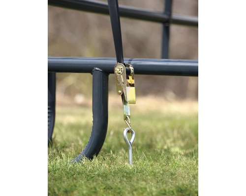 Vue détaillée d''un kit de tendeur pour fixer une clôture dans le sol.