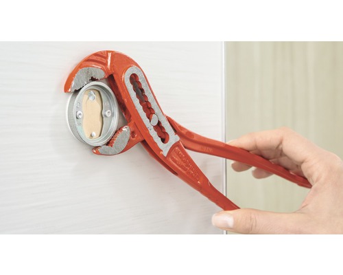 Pince à tube montrant le montage d''un composant sur un objet