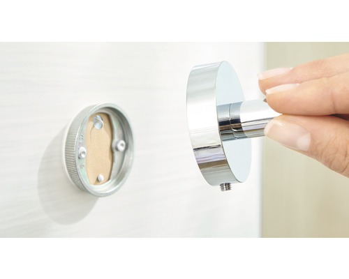 Installation d''un crochet à vêtements rond en métal