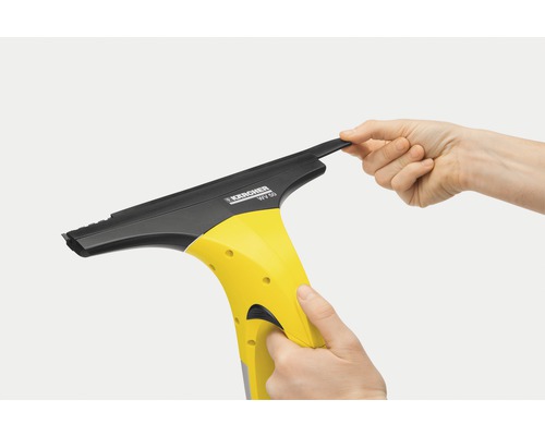 Kärcher WV 50 Fenstersauger in der Hand