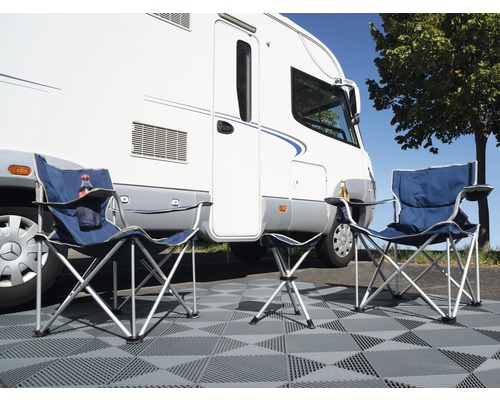 Camping avec deux chaises de camping, tabouret et camping-car sur des carreaux