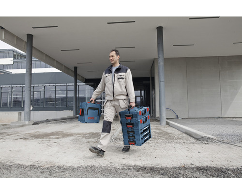 Artisan portant une boîte à outils Bosch