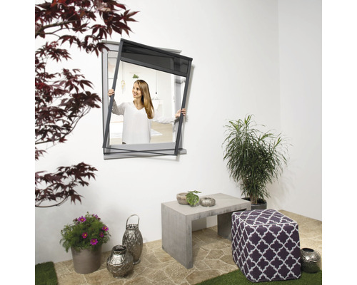 Aussenansicht mit Fenster, Frau, Pflanzkübel, Hocker und Dekoration