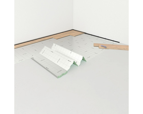 Pièce avec stratifié, isolation phonique et outils pour la pose de stratifié.