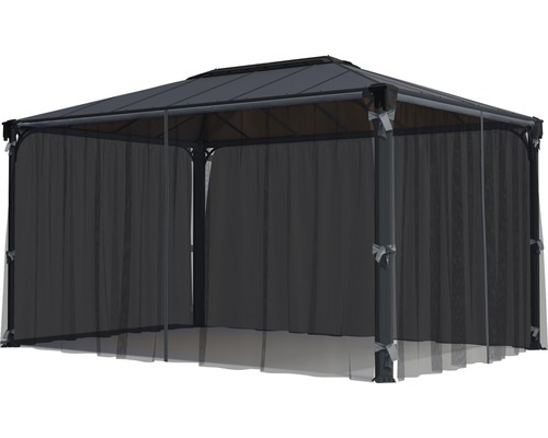 Pavillon avec rideaux