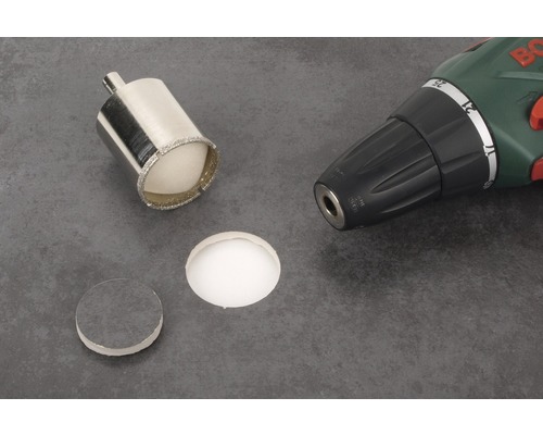 Scie cloche diamantée, perceuse et trou percé