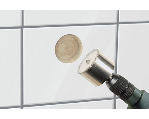 Perceuse à carrelage en utilisation sur un carreau mural