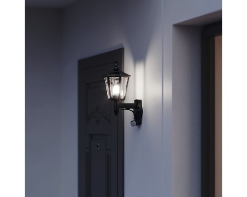 Applique murale extérieure allumée avec détecteur de mouvement à côté d''une porte