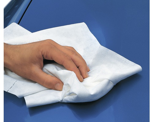 Une main essuie une surface avec un chiffon