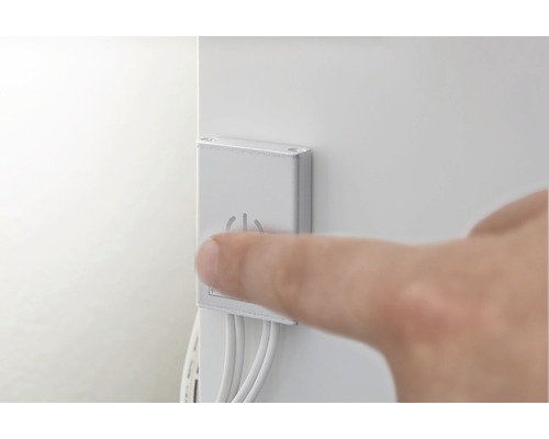 Finger drückt Lichtschalter