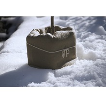 Arbre planté dans un sac de jute sur la neige