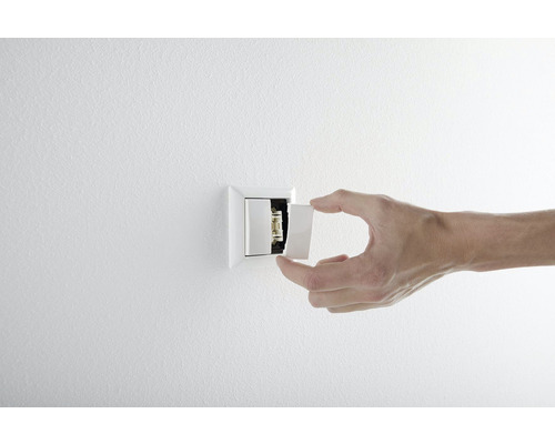 Installation d''un interrupteur dans un mur