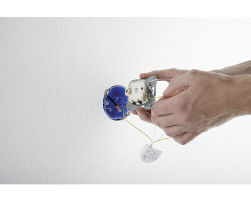 Installation d''un interrupteur sans fil sur une prise murale