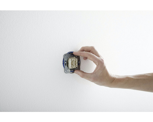 Installation d''un interrupteur sur un mur.