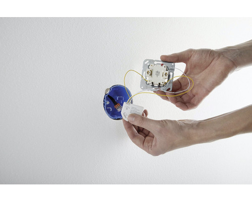 Installation d''un interrupteur avec insert d''interrupteur et boîtier d''encastrement