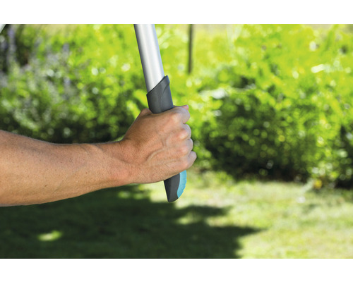 Hand hält Gartengerät mit Griff im Garten