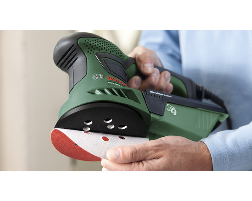 Bosch PEX 300 AE Exzenterschleifer in der Hand gehalten