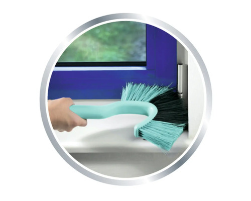 Brosse de nettoyage de fenêtre en cours d''utilisation pour nettoyer un cadre de fenêtre