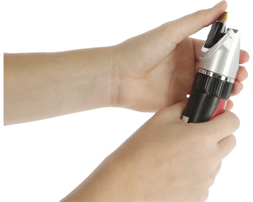 Hände halten einen Nasenhaartrimmer