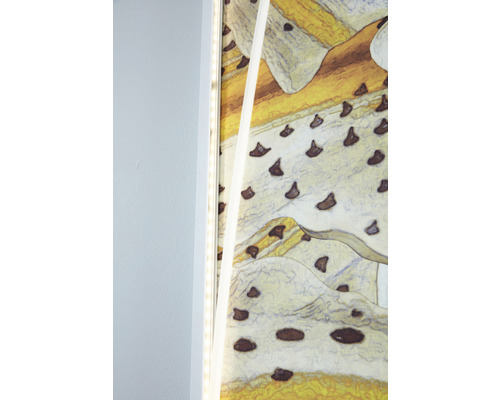 Vue détaillée d''un mur avec des bandes LED et du papier peint décoratif.