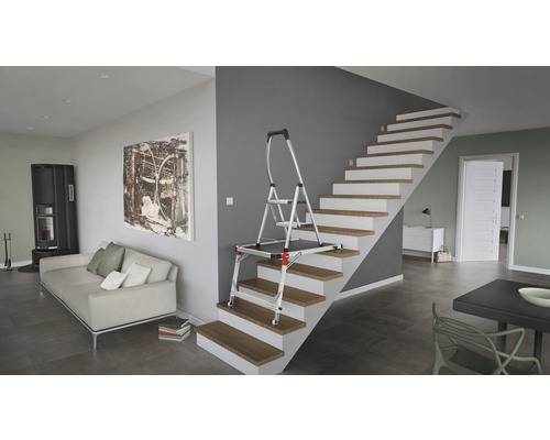 Mehrzweckleiter auf einer Treppe in einem Wohnraum.