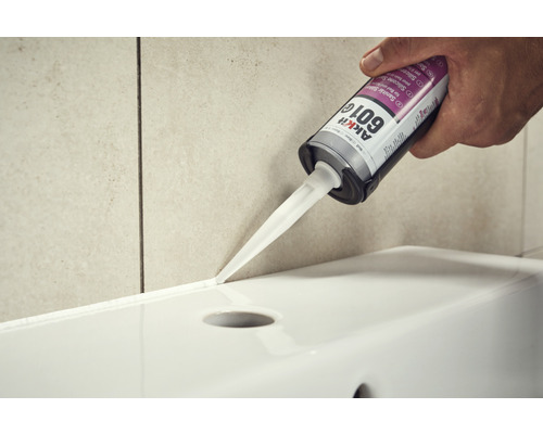 Auftragen von Sanitärsilikon auf eine Badewanne mit einer Kartusche