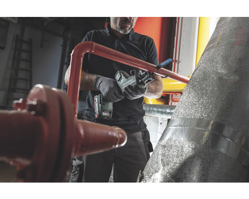 Une personne scie un tuyau avec une scie sabre Metabo.