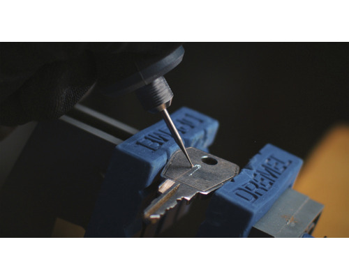 Gravure d''une clé avec un outil multifonction Dremel