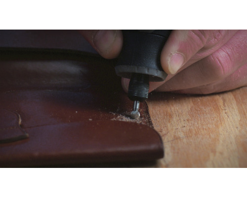 Gros plan sur des artisans travaillant sur une pièce à l''aide d''un outil multifonctionnel