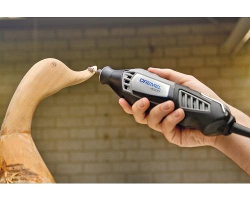 Outil multifonction Dremel 4000 travaillant sur un canard en bois