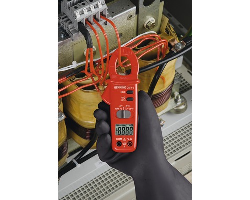 Strommesszange Benning CM 1-2 im Einsatz an elektrischen Leitungen