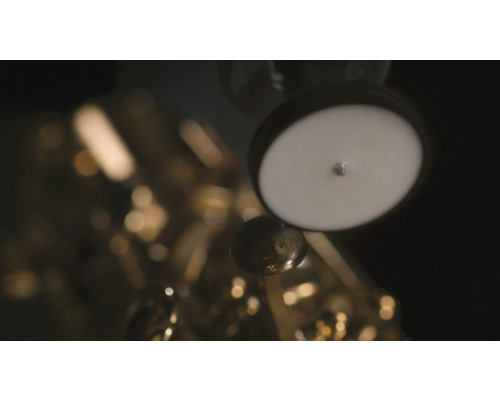 Gros plan d''un saxophone doré avec des coussinets et des clés blancs