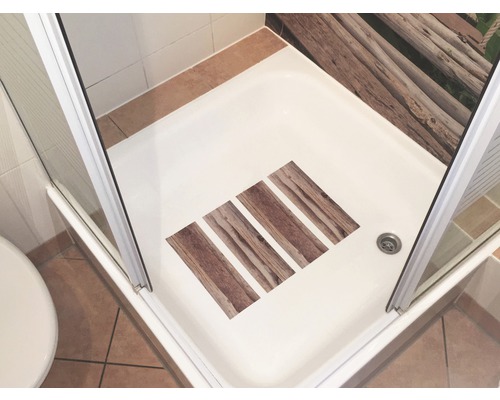 Douche avec décor en bois et tapis antidérapants