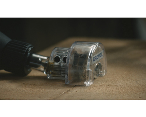 Dremel Logo mit Werkzeugaufsatz zum Schneiden auf Holz