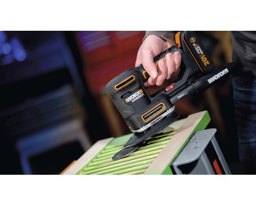 Worx Sandeck Akku-Multischleifer im Einsatz auf einem Werkstück.