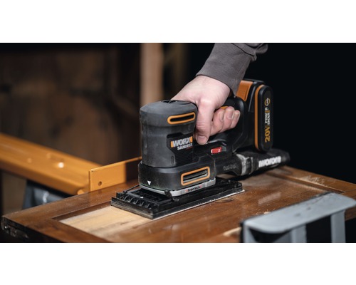 Akkuschleifer beim Schleifen einer Holzoberfläche