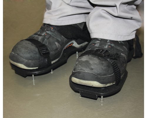 Chaussures à béton cloutées sur des chaussures de travail