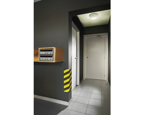 Couloir avec boîte aux lettres et protection d''angle