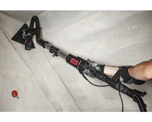 Girafe de ponçage ponçant un mur