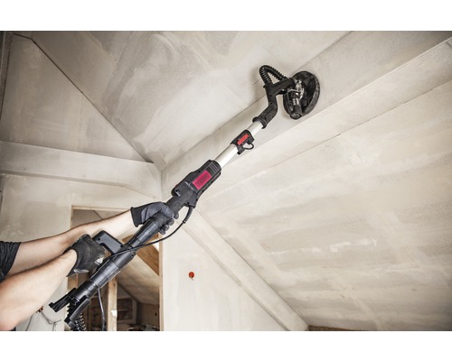 Ponceuse à plafond en cours d''utilisation pour poncer un plafond