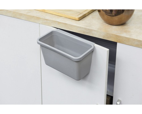 Grauer Eimer zum Einhängen an einer Schranktür