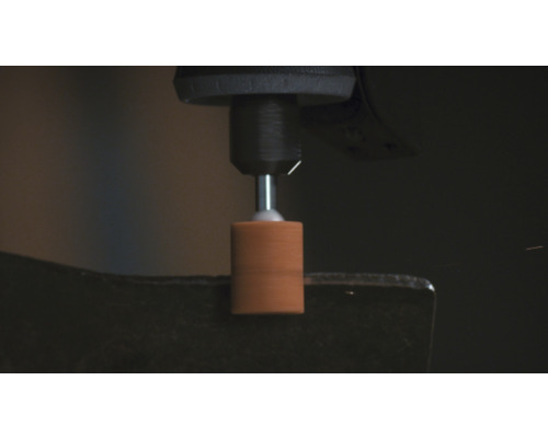 Outil rotatif avec meule pour le traitement d''une pièce