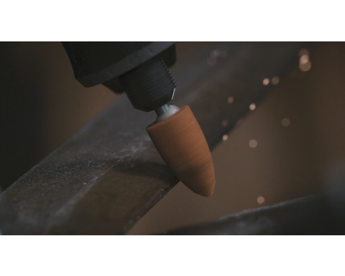 Un outil de meulage est utilisé sur du métal et produit des étincelles.