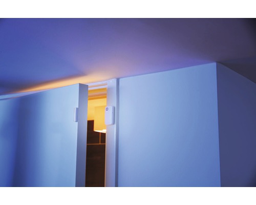 Pièce avec porte et capteurs de porte et de fenêtre installés